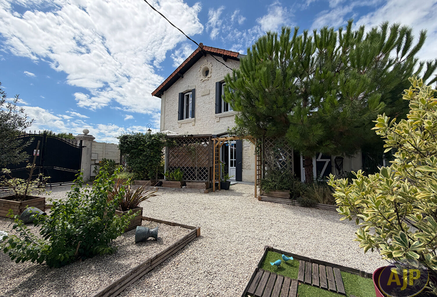 Maison de caractère avec piscine au centre de Pons — photo 1