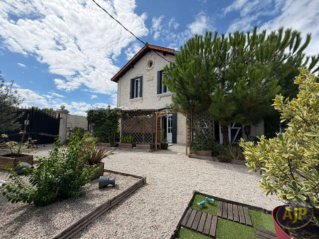 Maison de caractère avec piscine au centre de Pons — photo du bien