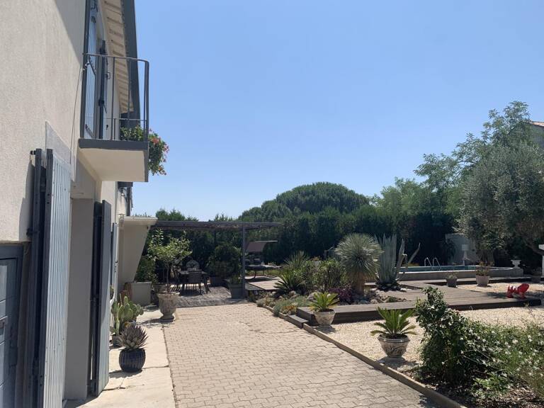 ancien mas Camarguais revisité avec soin avec piscine et jardin aménagé dans ce hameau calme proche d'Aigues Mortes — photo 1