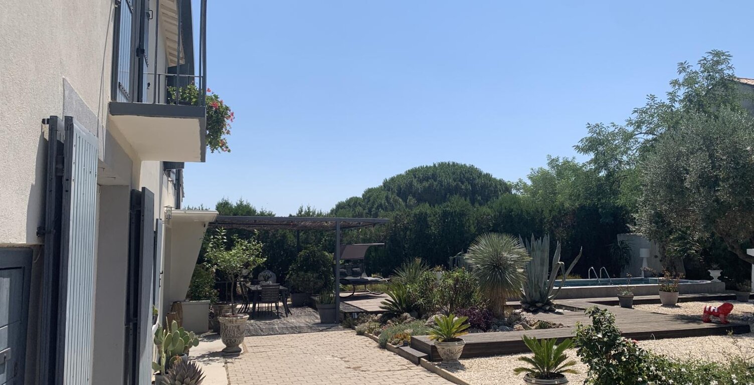ancien mas Camarguais revisité avec soin avec piscine et jardin aménagé dans ce hameau calme proche d'Aigues Mortes — photo 1