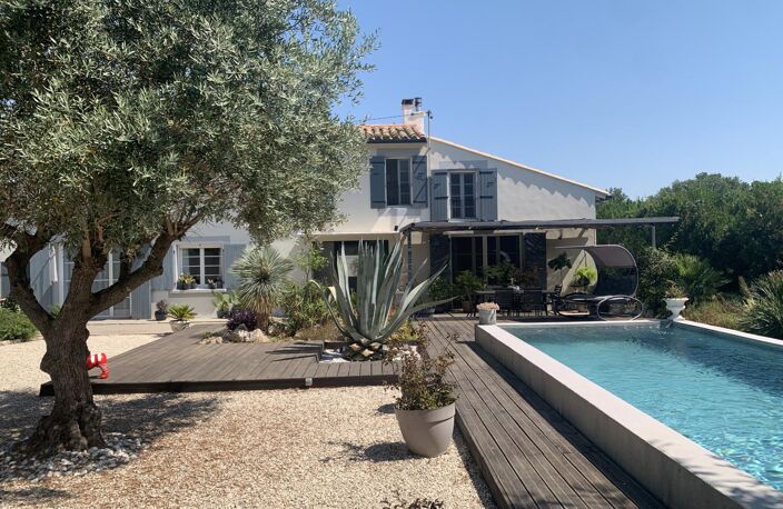 ancien mas Camarguais revisité avec soin avec piscine et jardin aménagé dans ce hameau calme proche d'Aigues Mortes — photo 2
