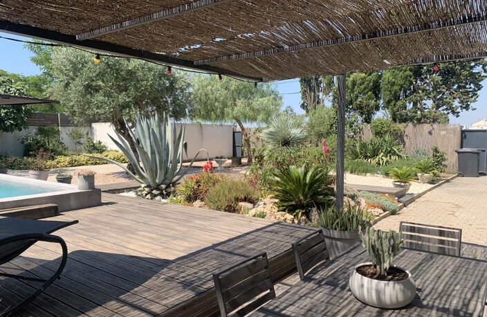 ancien mas Camarguais revisité avec soin avec piscine et jardin aménagé dans ce hameau calme proche d'Aigues Mortes — photo 3