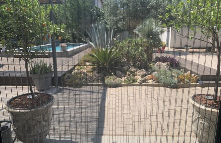 ancien mas Camarguais revisité avec soin avec piscine et jardin aménagé dans ce hameau calme proche d'Aigues Mortes — photo 4