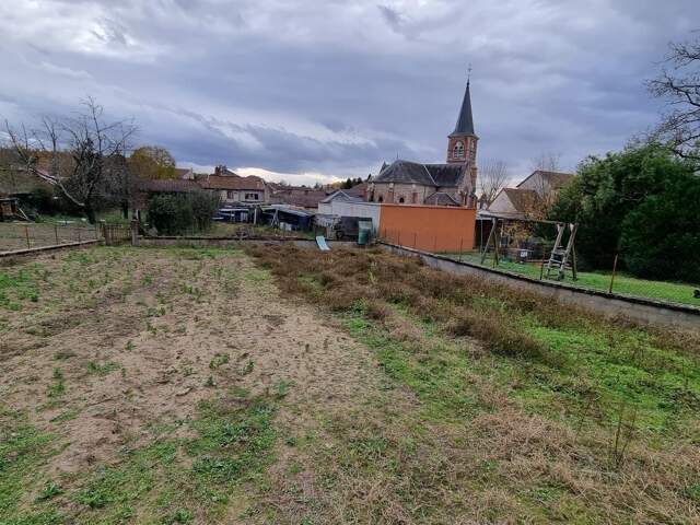 Terrain à batir  567 m² dans le bourg de Mariol proche de l' école — photo du bien