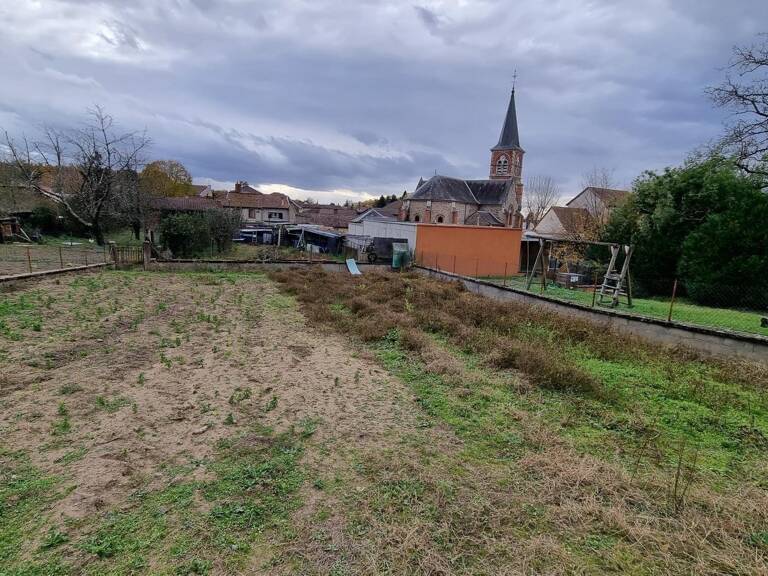 Terrain à batir  567 m² dans le bourg de Mariol proche de l' école — photo 1