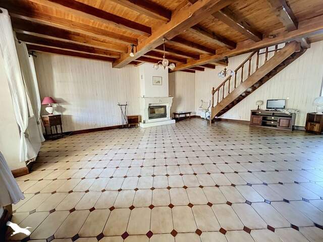 Maison en pierre de 5 pièces principales — photo du bien