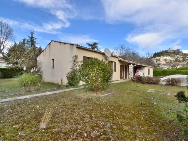 VILLA de plain-pied de 143 m² avec piscine sur 1 378 m² de terrain clos — photo du bien