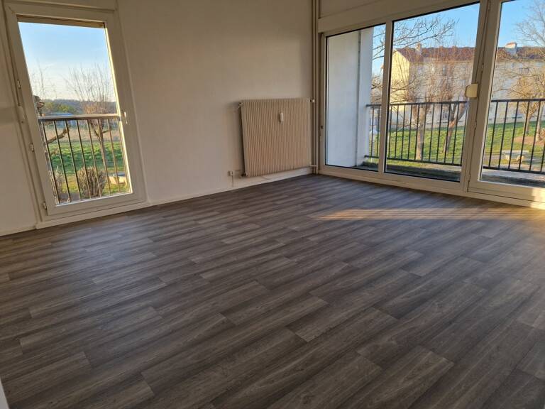 Dpt Vosges (88), à vendre à VITTEL  Bel APPARTEMENT T3  avec BALCON et 2 CAVES — photo 1