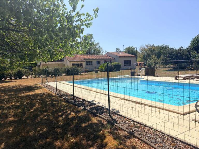 Piscine chauffée, 5 chambres et plus de 3 500 m² de terrain : une exclusivité à découvrir ! — photo 1