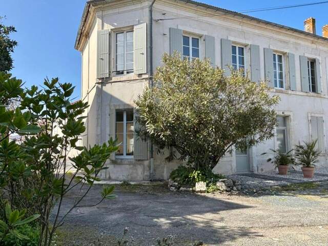 Maison À Vendre au cœur du centre-ville de Saint-Georges-d’Oléron — photo du bien