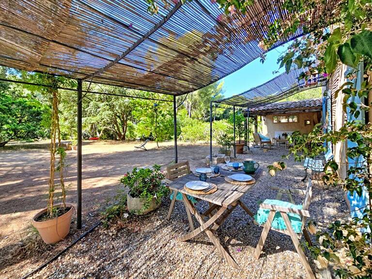 SANARY - Villa 8 chambres + T2, piscine chauffée, double garage, 6500 m² de terrain — photo 1