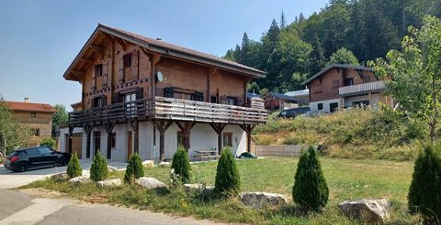 PREMANON : Chalet avec 2 logements et grand garge — photo 1