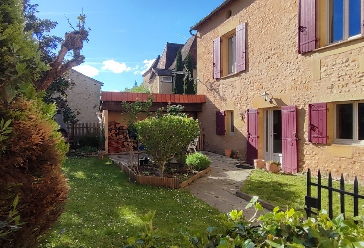 PÉRIGORD NOIR, CHARMANTE MAISON EN PIERRE DE 95 M² SH AVEC JARDIN + UN GARAGE DE 32M² ENVIRON NON ATTENANT SUR 640M² CLOS — photo 1