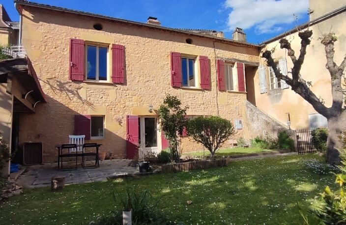PÉRIGORD NOIR, CHARMANTE MAISON EN PIERRE DE 95 M² SH AVEC JARDIN + UN GARAGE DE 32M² ENVIRON NON ATTENANT SUR 640M² CLOS — photo 2
