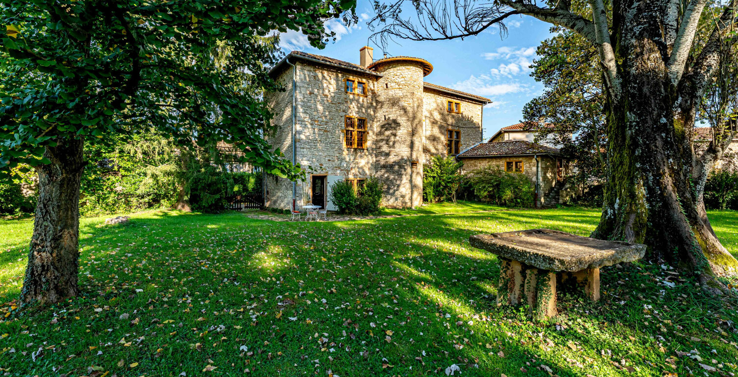 Maison Forte, Manoir d'exception au coeur du Beaujolais 350m — photo 1