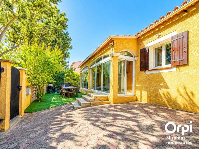 EN EXCLUSIVITÉ ORPI MIRAMAS – Élégante villa de plain-pied de 110 m² sur un terrain d’environ 400 m² – 
4 chambres, véranda, parking fermé, Piscine — photo du bien