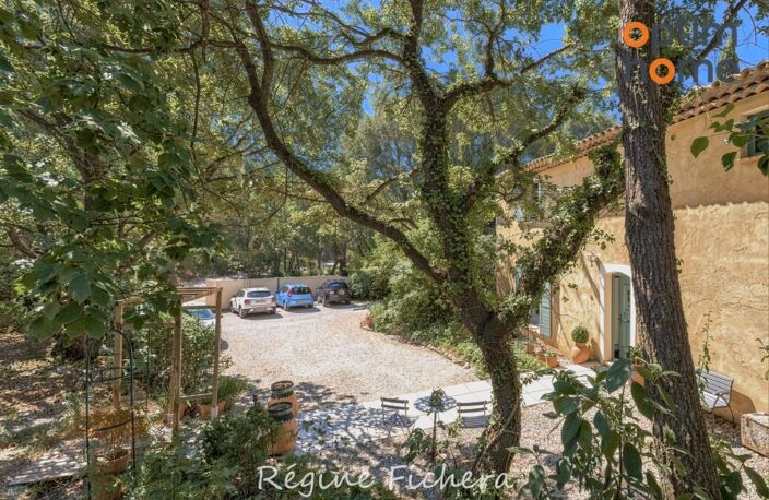 Puyloubier — Maison d'architecte au pied de la montagne Sainte-Victoire — photo 4
