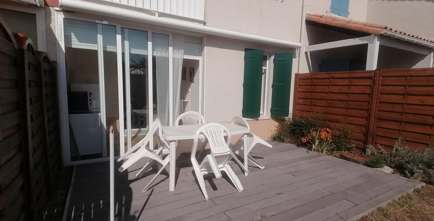 Maison dans copropriété, avec terrasse et jardinet — photo 1
