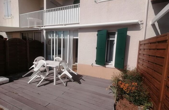 Maison dans copropriété, avec terrasse et jardinet — photo 2