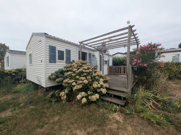 AMBON MOBIL-HOME DE 26m² ENVIRON 2 CHAMBRES AVEC TERRASSE BOIS SUR L'EXTÉRIEUR ET ABRIS DE JARDIN PARCELLE DE 200m² ENVIRON — photo 1