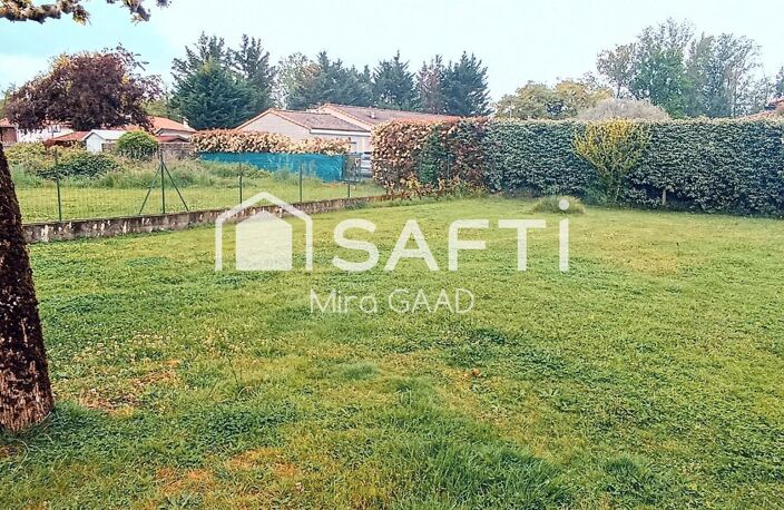 Terrain plat dans une impasse avec dependances — photo 5