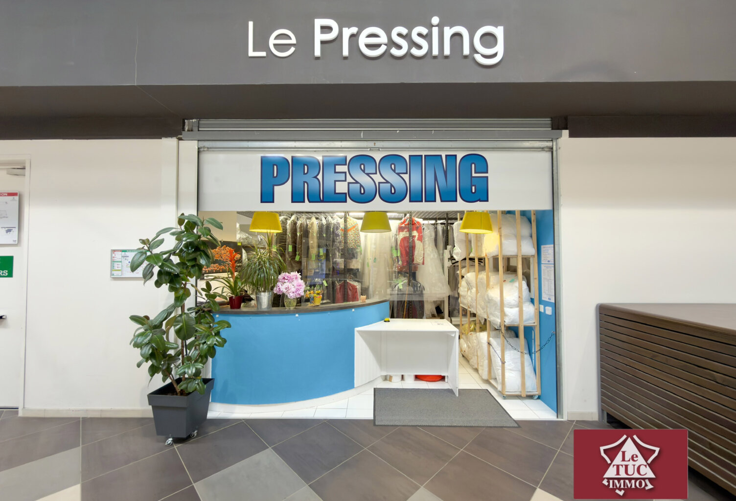 Pressing dans un hypermarché — photo 1