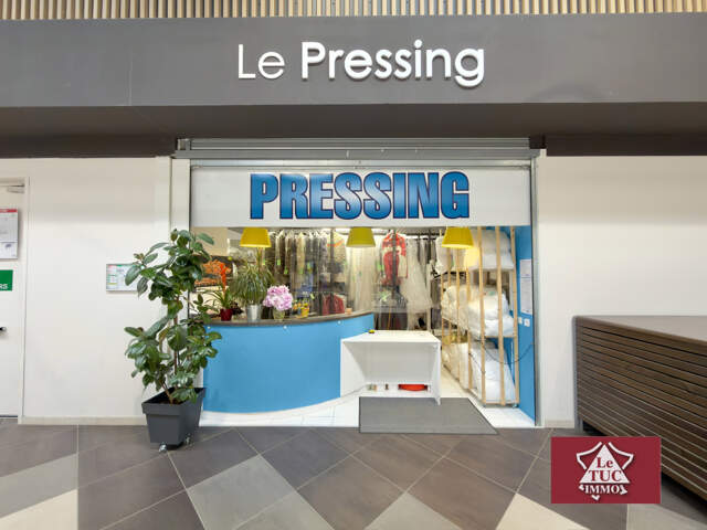 Pressing dans un hypermarché — photo du bien