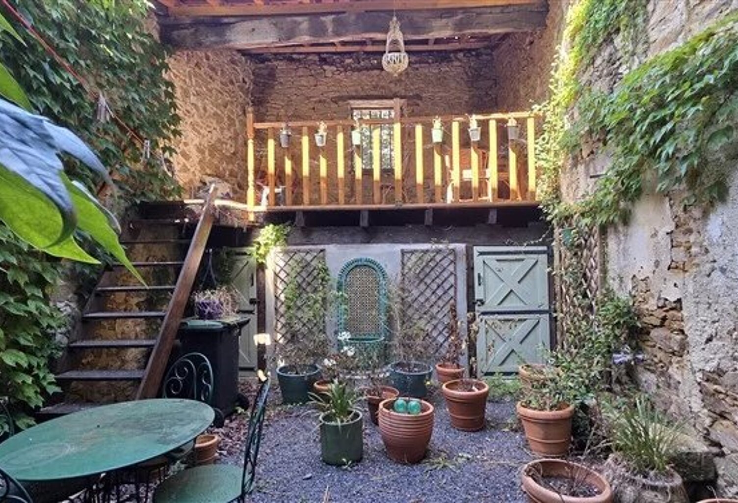 À vendre : maison de 2 chambres avec cour enchantée à Bellac (87) — photo 1