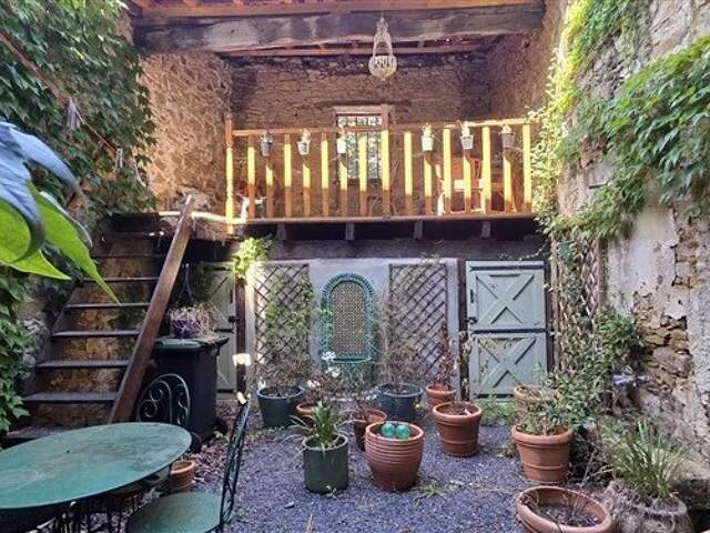 À vendre : maison de 2 chambres avec cour enchantée à Bellac (87) — photo du bien