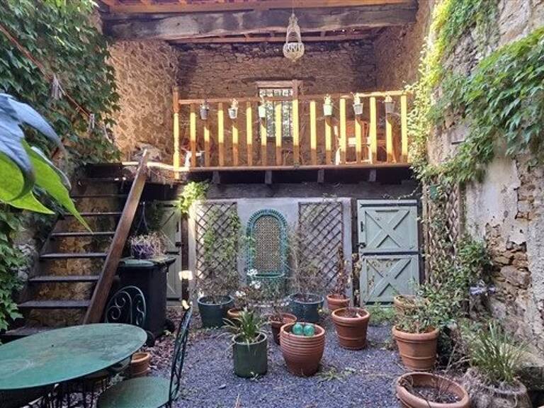 À vendre : maison de 2 chambres avec cour enchantée à Bellac (87) — photo 1