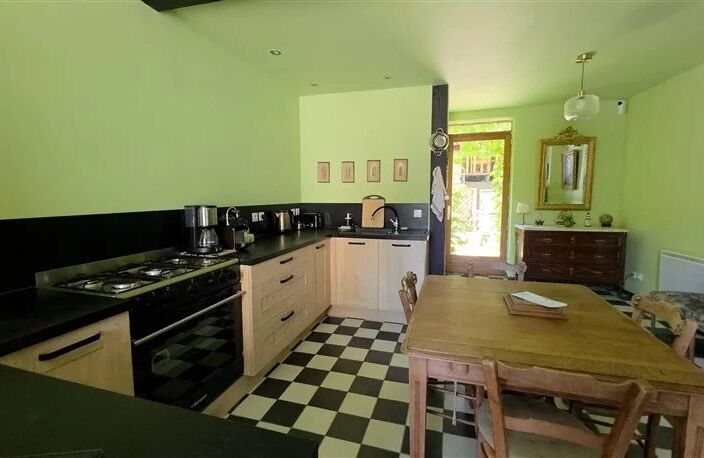 À vendre : maison de 2 chambres avec cour enchantée à Bellac (87) — photo 2