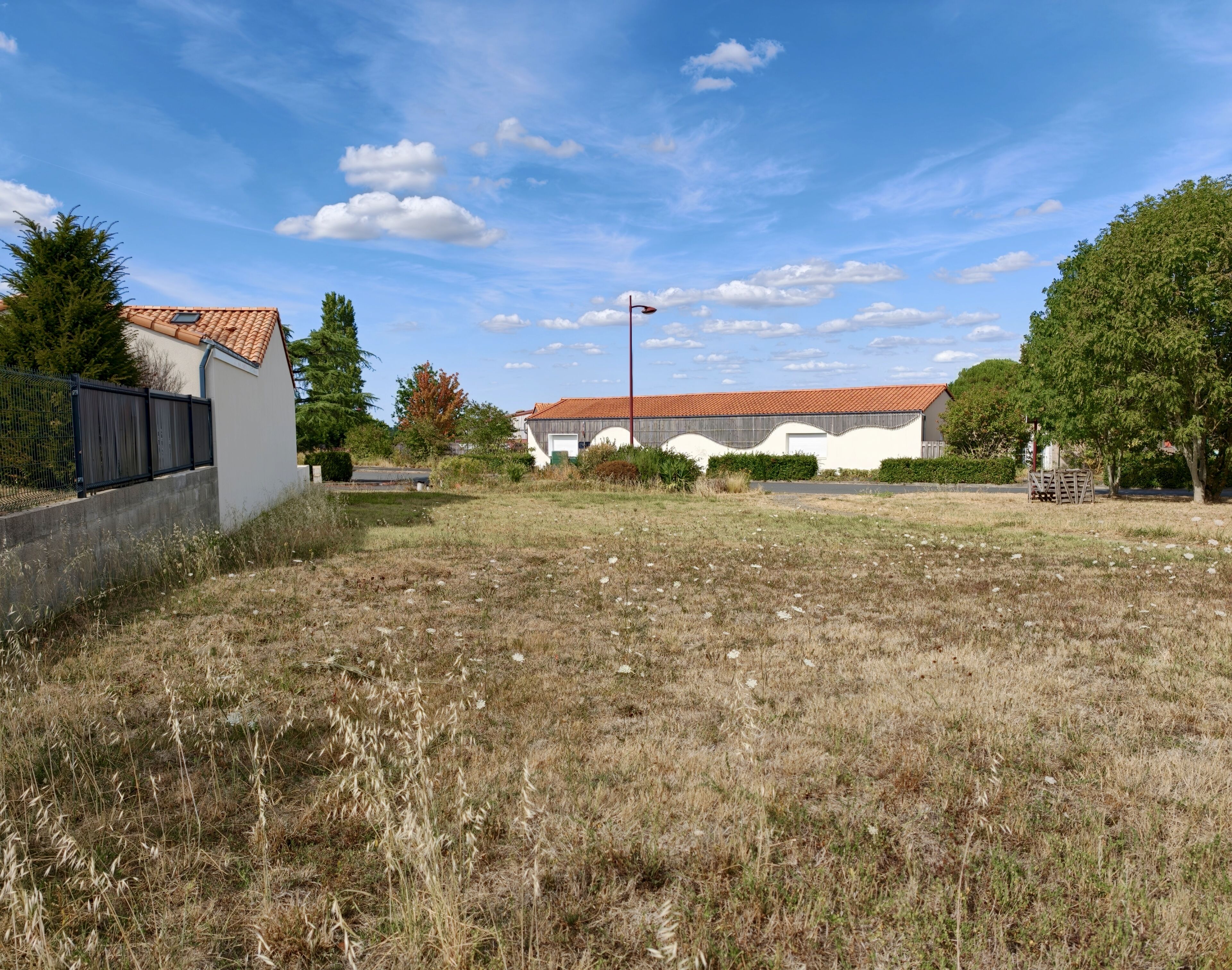 MONNIÈRES – TERRAIN À BÂTIR – DERNIER LOT – FACE A L' ÉCOLE ET MAGNIFIQUE VUE SUR LES VIGNES