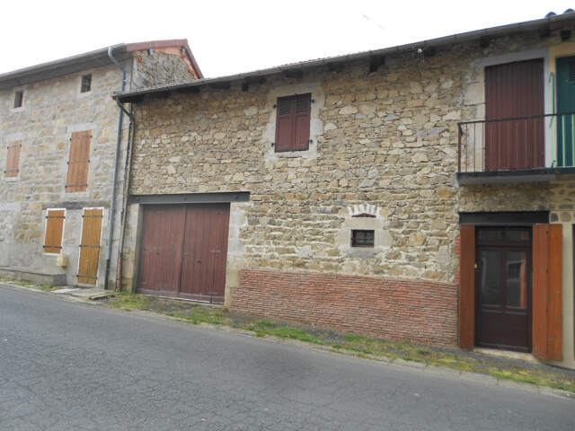 Maison de village à rénover, coeur de village, proche d'Arlan — photo du bien