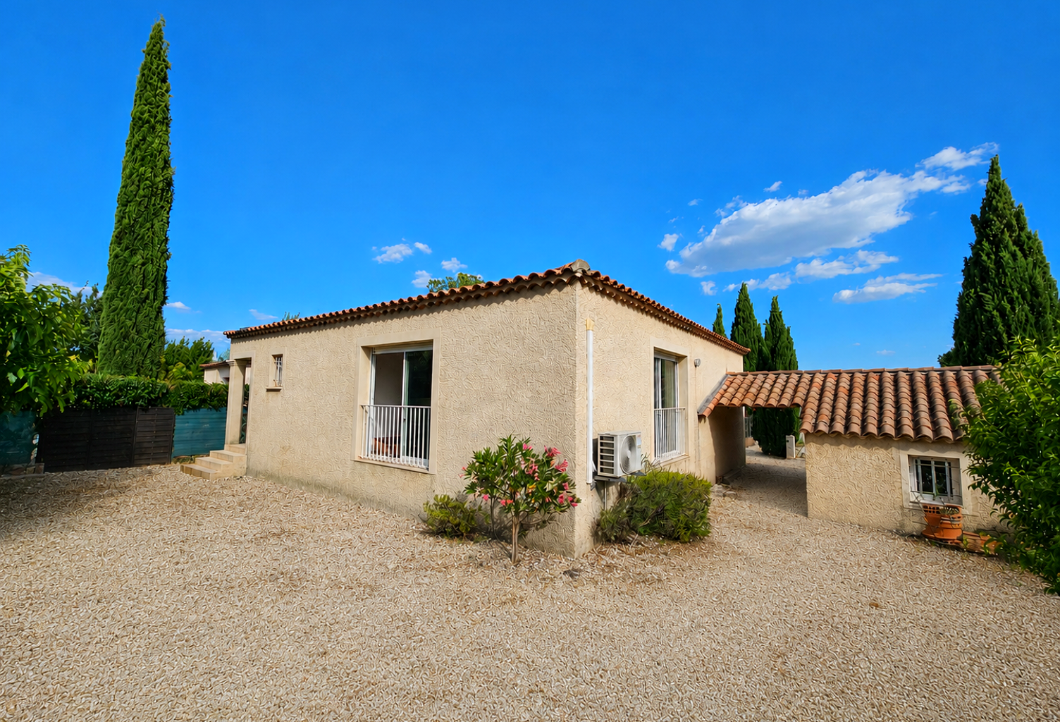 Soleil, cigales et commerces à pieds : une maison de plain-pieds à découvrir — photo 1