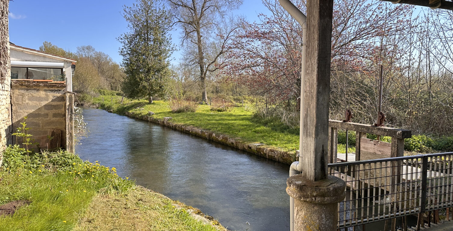 Ancien moulin à eau , maisons et dépendances — photo 1