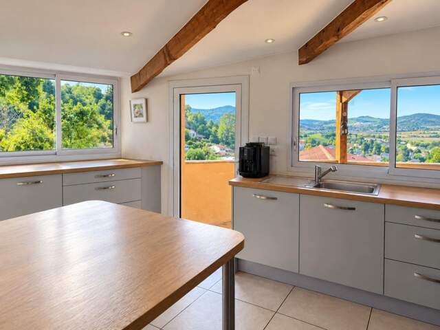 Maison à vendre - 5 chambres - 119 m² habitables + 150 m² dépendances - Fort potentiel locatif - 275 000 € - Saint-Maurice (63270) — photo du bien