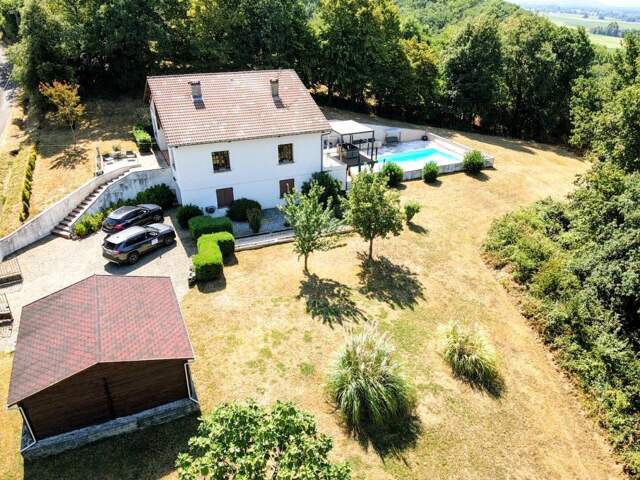 À vendre dans le Gers, secteur de Marciac : maison avec vue imprenable, 4 chambres, superbe piscine, terrasses, garage et possibilité d'aménager une annexe ou un studio. À visiter dès maintenant ! — photo du bien