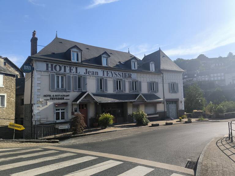 Murs d'un hôtel-restaurant à vendre UZERCHE (19) — photo 1