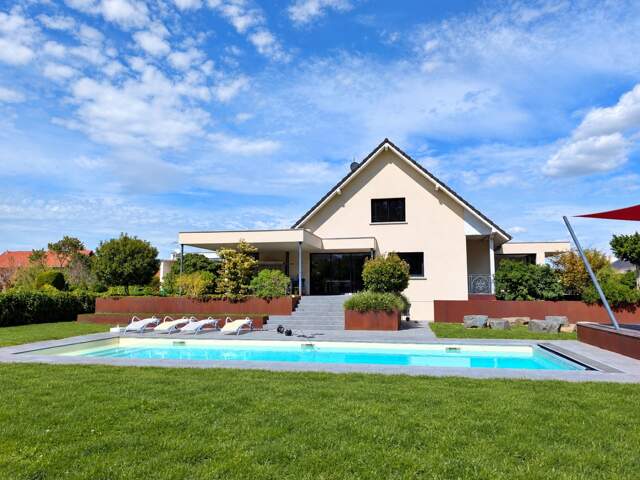 Maison à vendre 9 pièces KEMBS LOECHLE (68).Belle maison contemporaine de 250 m², 14 ares, avec piscine, en lisière de forêt — photo du bien