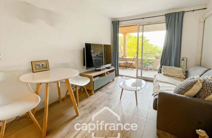 HOTEL DU GOLF  appartement 2ème et dernier étage  rénové et climatisé  de 33 m2 , trou n° 8 , sud ouest , une chambre,  loggia terrasse, salle de bain , wc, piscine résidentielle, place de parking — photo 4