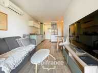 HOTEL DU GOLF  appartement 2ème et dernier étage  rénové et climatisé  de 33 m2 , trou n° 8 , sud ouest , une chambre,  loggia terrasse, salle de bain , wc, piscine résidentielle, place de parking — photo 3