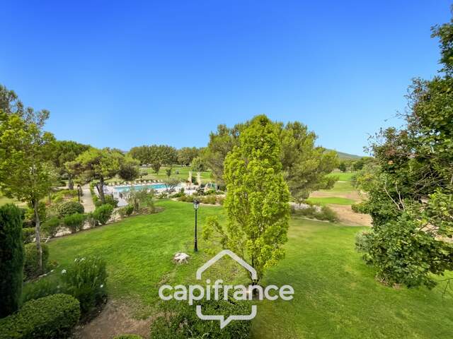 HOTEL DU GOLF  appartement 2ème et dernier étage  rénové et climatisé  de 33 m2 , trou n° 8 , sud ouest , une chambre,  loggia terrasse, salle de bain , wc, piscine résidentielle, place de parking — photo du bien