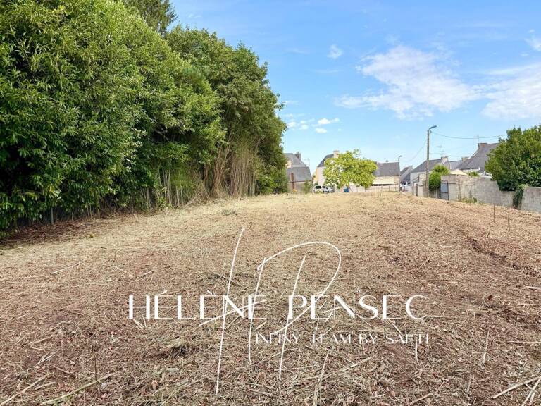 Terrain constructible de 2 238 m² au coeur du bourg. — photo 1