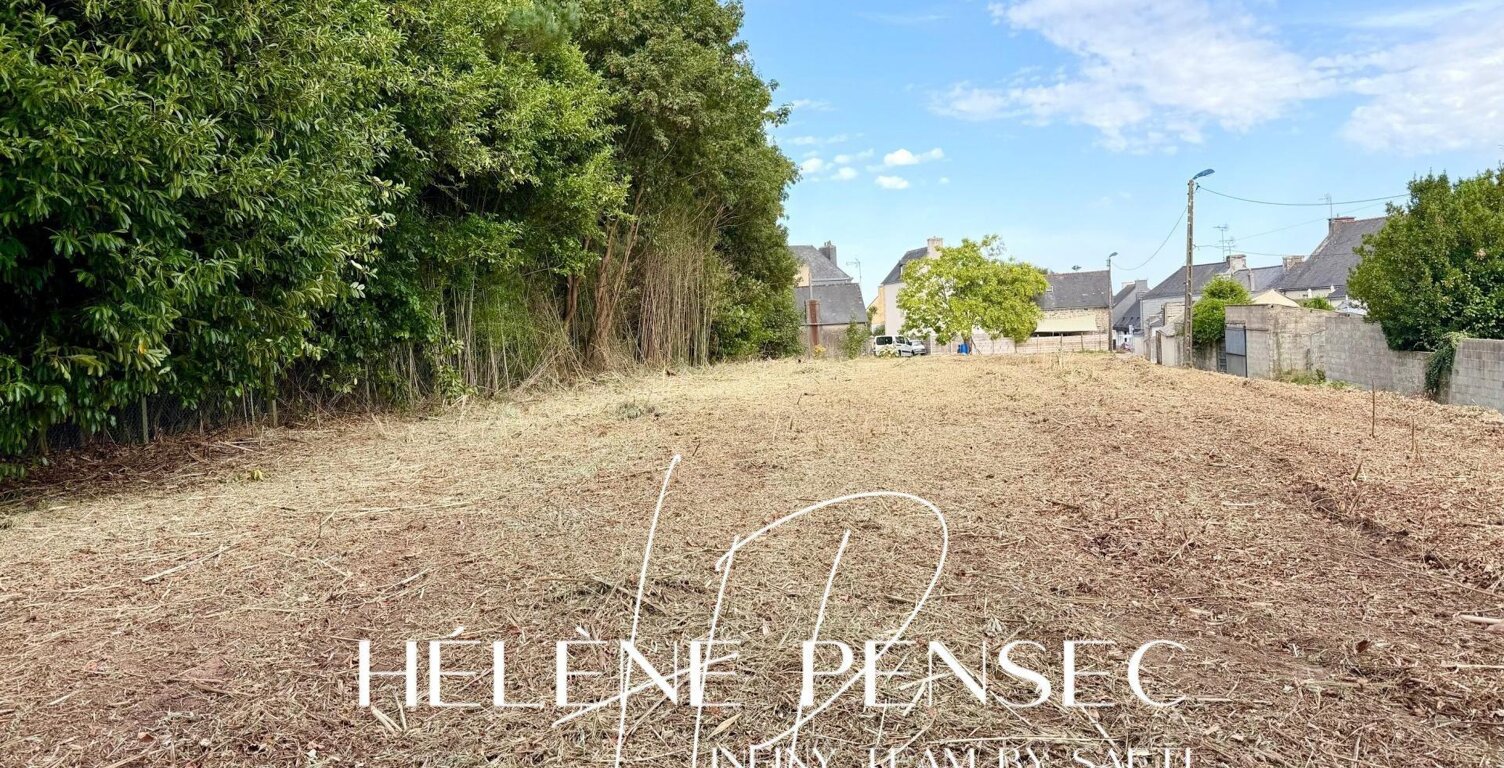 Terrain constructible de 2 238 m² au coeur du bourg. — photo 1
