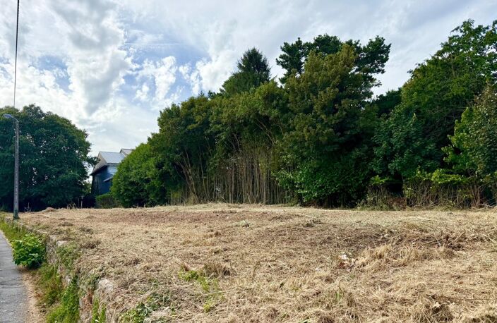 Terrain constructible de 2 238 m² au coeur du bourg. — photo 2