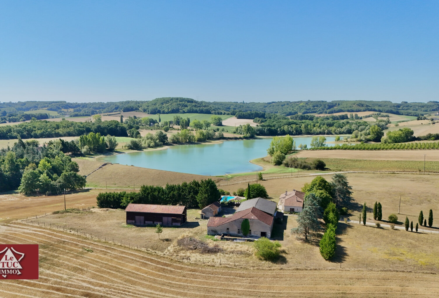 Propriété équestre avec piscine et dépendances. — photo 1