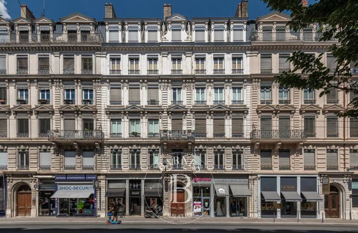 LYON 6 – Lafayette  / Molière – Dernier étage au calme sur cour – 1 chambre – Immeuble bourgeois avec ascenseur — photo 4