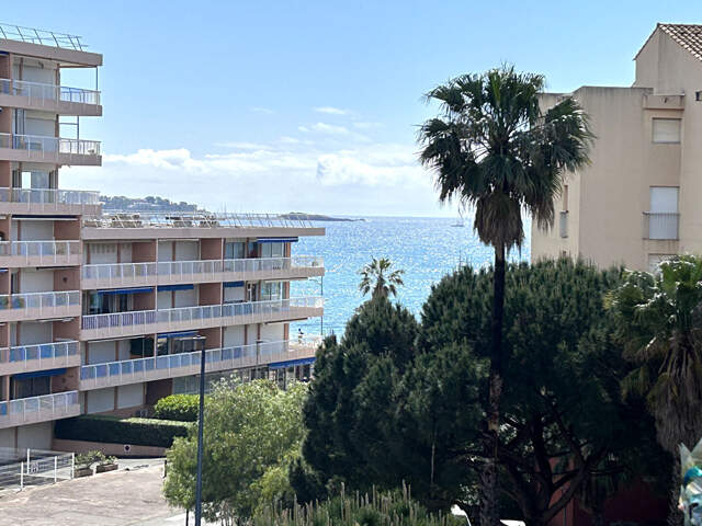 Port-Fréjus T1 à vendre à Fréjus - Dernier étage avec vue mer et ville - place de parking — photo du bien