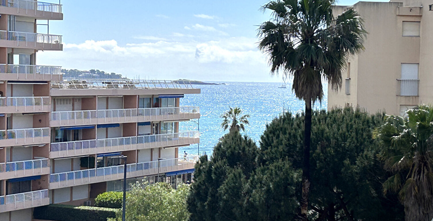 Port-Fréjus T1 à vendre à Fréjus - Dernier étage avec vue mer et ville - place de parking — photo 1