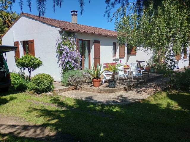 Maison de plain-pied, garage et jardin à vendre à Rioux (17) — photo du bien